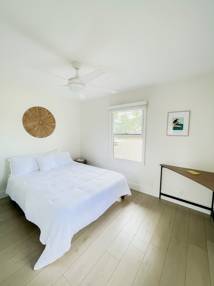 غرفة نوم بسرير كبير بإطلالات على المحيط