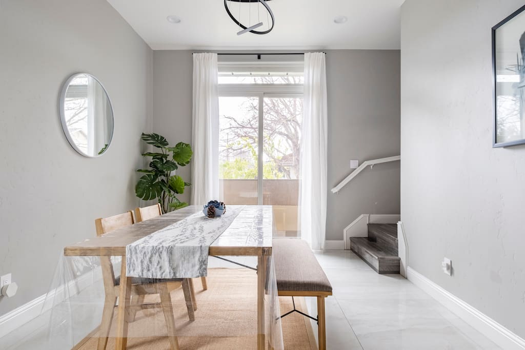 Airbnb ★Stylish Oasis Near DT ~ ♛Queen Bed ~ Private Bath