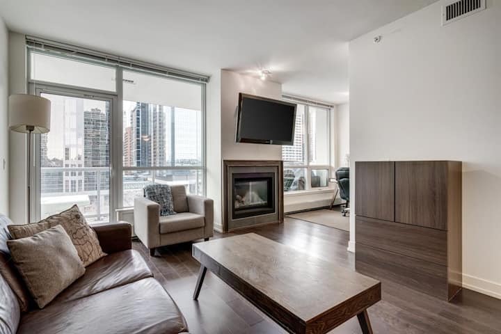 Downtown Waterfront Executive Condo, 1 Bd+den - Calgary