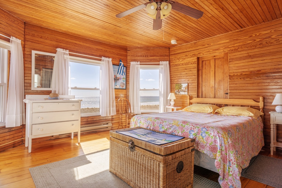 Hlavná spálňa s predným výhľadom na oceán a kúpeľňu s toaletou (zima)
