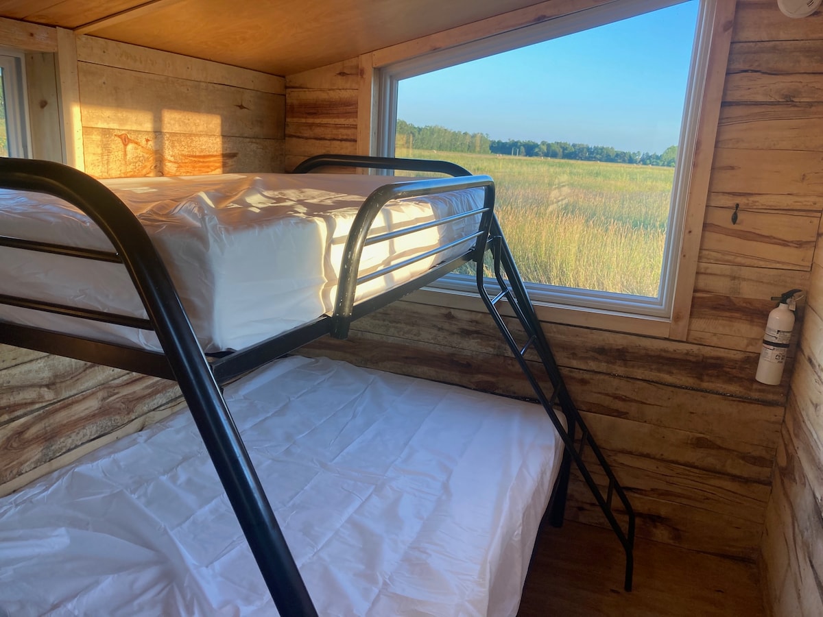 Vitanda vya ghorofa. Godoro moja lenye ukubwa wa watu wawili, godoro moja lenye ukubwa kamili.  Pia meza na kiti. 