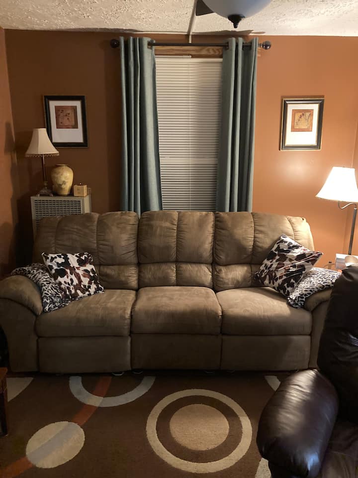 Imesasishwa, safi na imeteuliwa vizuri. Televisheni mahiri katika kila chumba.
