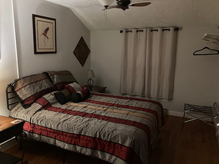 Kitanda aina ya Master Bedroom Queen. 