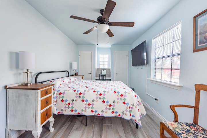 Ფართო კუთხის ხედი, რომელიც ოთახის სამუშაო მაგიდიდან/ოფისის მხრიდან ისევ ოთახში იყურება.  