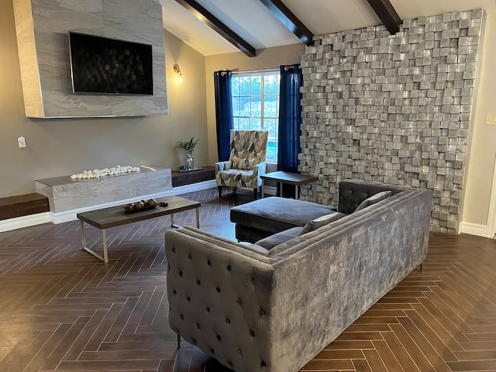 Family 5-bedroom Modern Getaway, With Pool - El Paso, TX