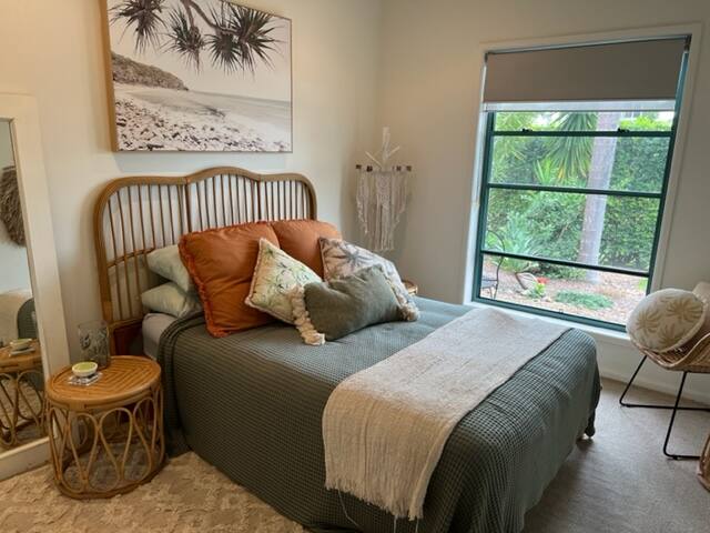 Relaxing 4 bdrm home with heated pool and aircon