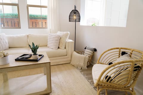 LA Modern Retreat, Stylish New House with King Bed