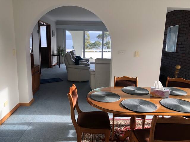 Huge luxurious home – Stunning Water Vista gallery image 4