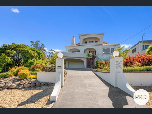 Huge luxurious home – Stunning Water Vista