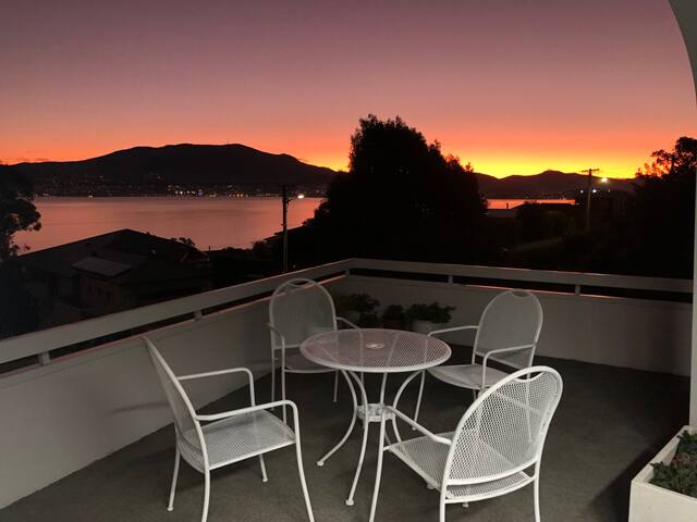 Huge luxurious home – Stunning Water Vista gallery image 3