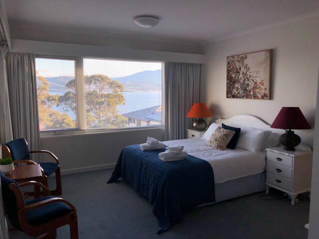 Huge luxurious home – Stunning Water Vista gallery image 5