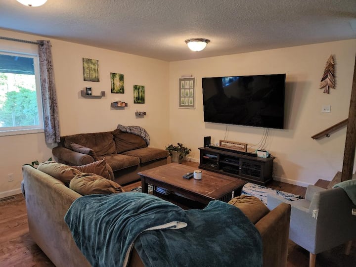 3 Bed Home With Hot Tub And Outdoor Living Area - Springfield, OR