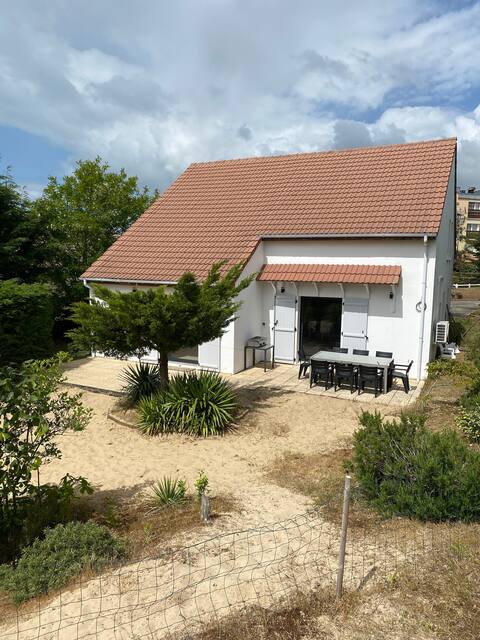 Beautiful villa at the foot of a private dune