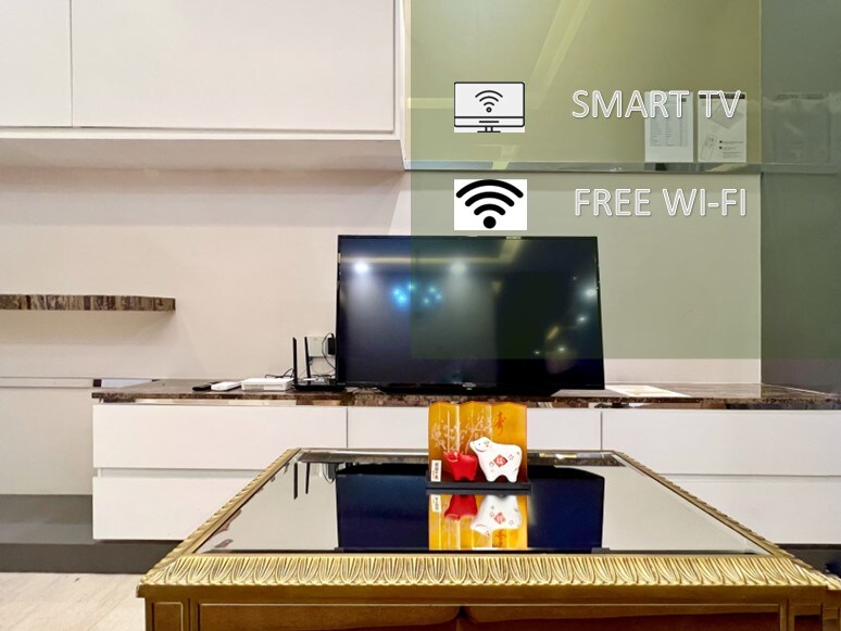 电视区域：

-双人沙发 
-带Mi Box、HDMI和USB插槽的智能电视。 
-提供Netflix、YouTube、在线频道（使用自己的账号登录）
-无线网络 