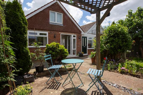 Top performing Airbnb: Delightful 2 bedroom hideaway close to beach in Rother