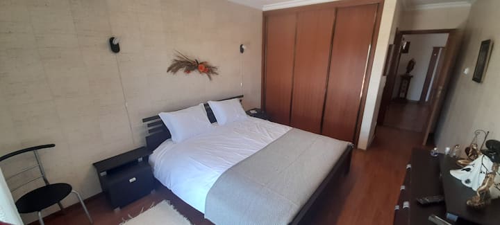 Dhomë dopio me WC private, televizor dhe ballkon me pamje!