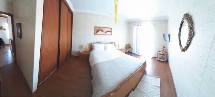 Dhomë dopio me televizor dhe ballkon me pamje.