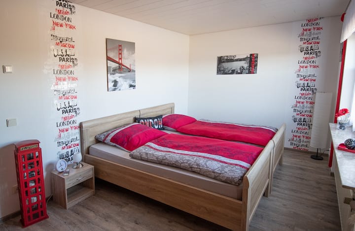 Dhomë gjumi 2
dy krevate tek (100 x 200 cm) (ndarja e mundshme),
Dollap muri, varëse rrobash,
grila elektrike,
Pamje e kullotës së virgjër