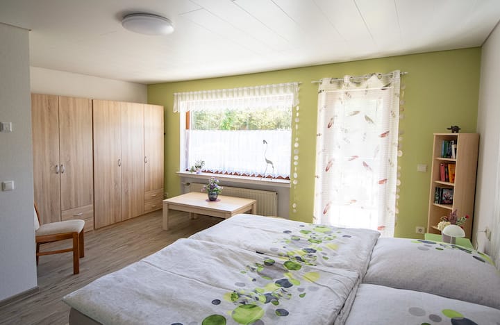 Dhomë gjumi 1
krevat dopio (180 x 200 cm),
Tavolinë valixhesh, varëse rrobash,
Ballkon, grila elektrike,
pamje nga kopshti