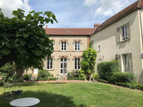 family home 1 hour from Paris!