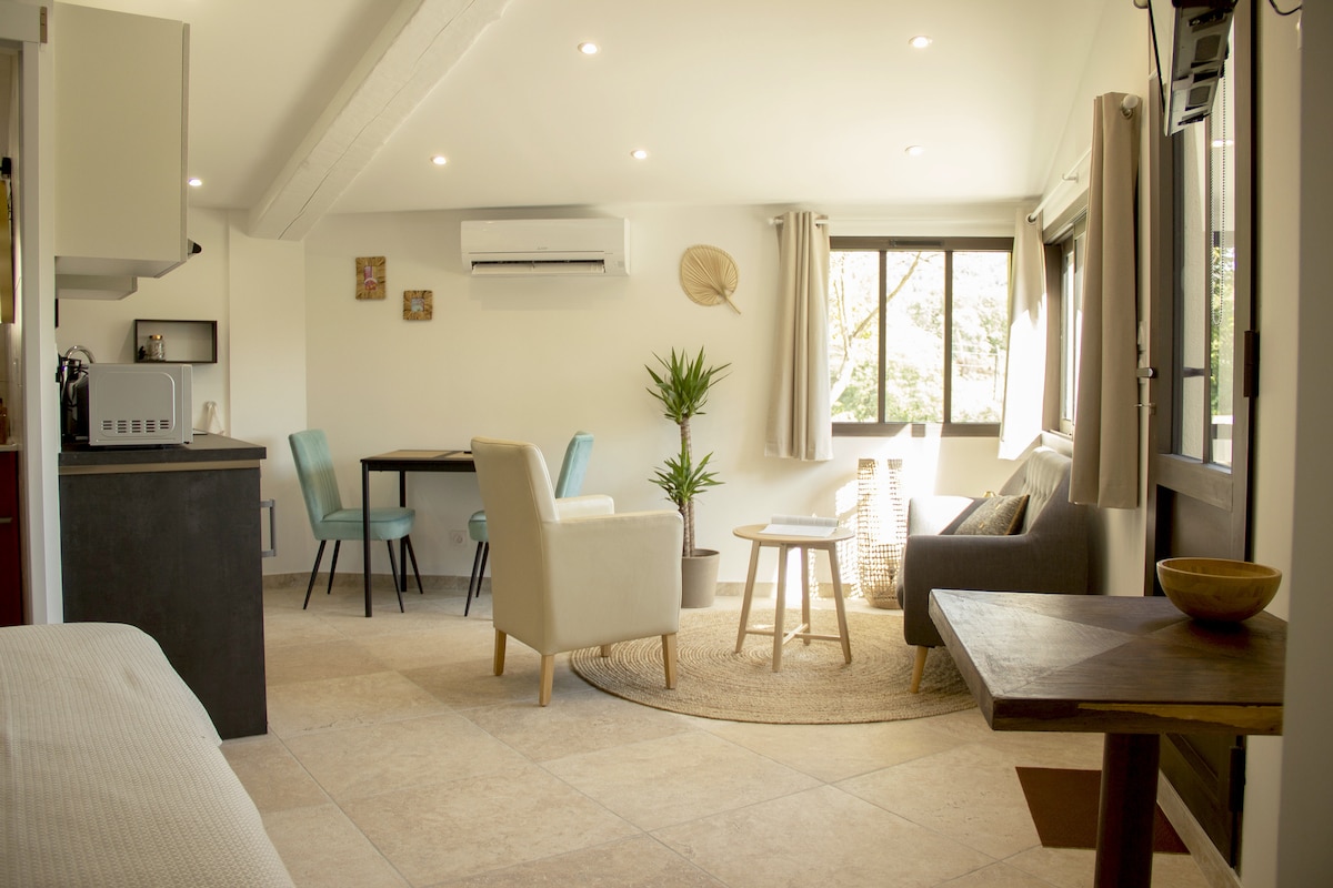 Top Airbnb: Studio with private pool-garden in Aubagne