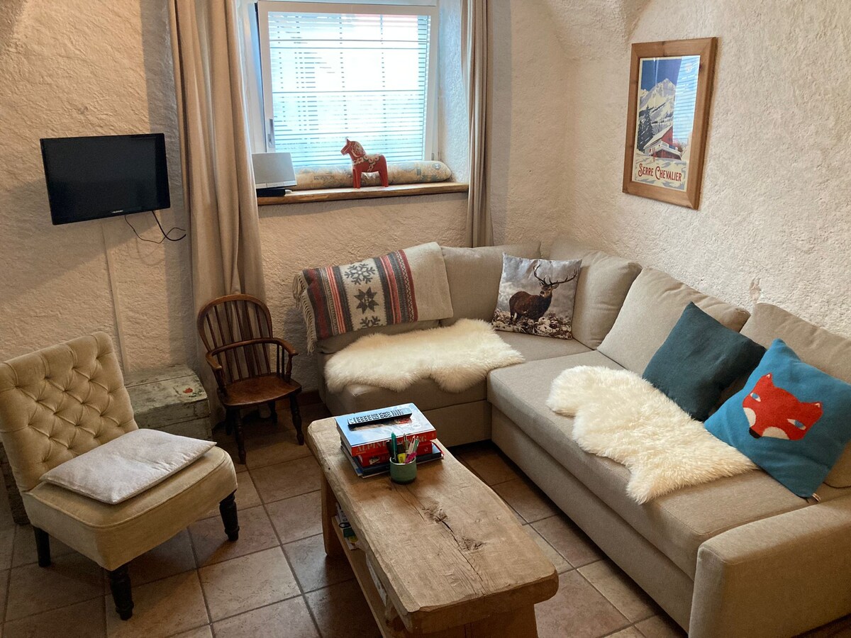 Successful Airbnb property: Authentic ski apartment next to slopes (max 3p) in La Salle Les Alpes