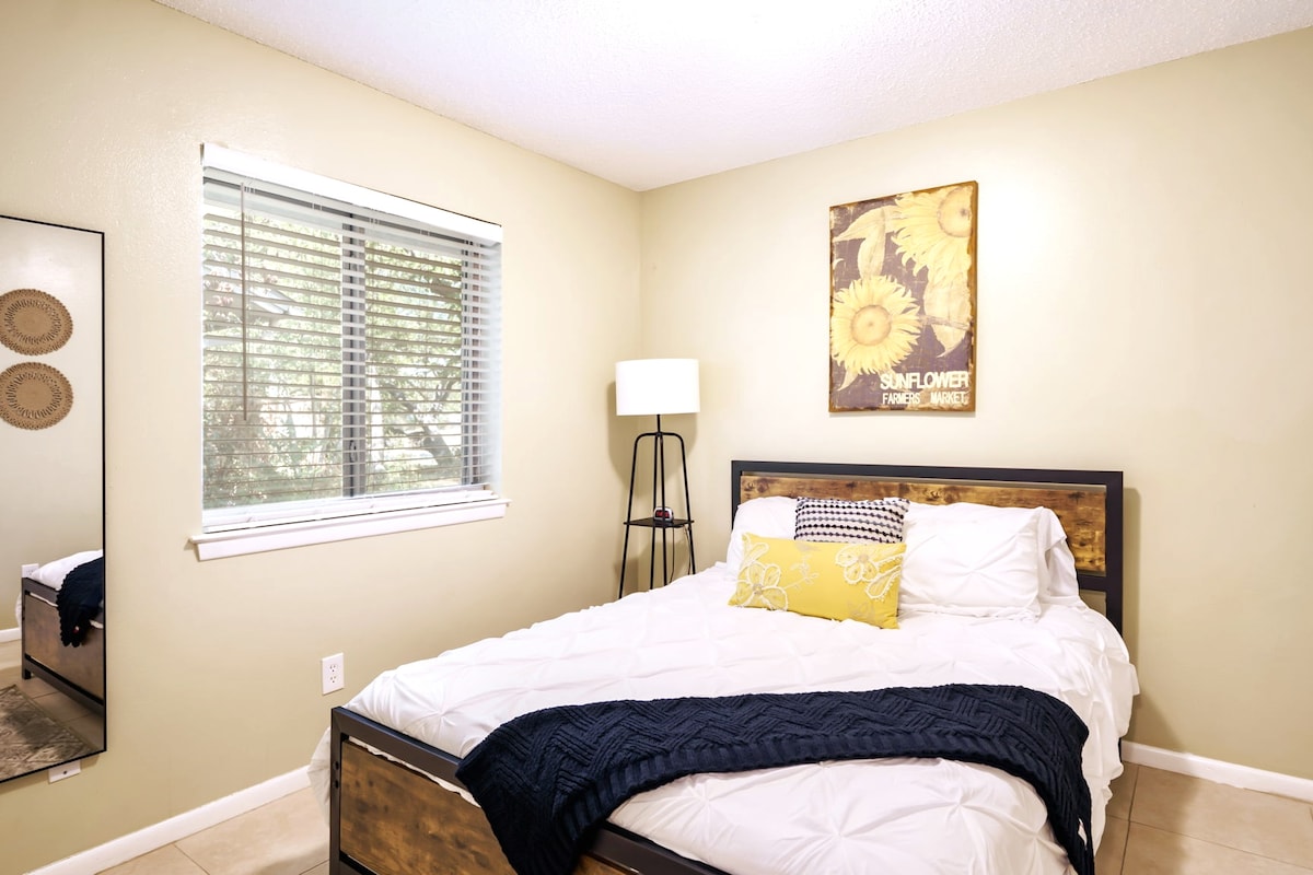 Обичаме нашата „Слънчогледова стая“, оборудвана със супер удобно двойно легло за вас 