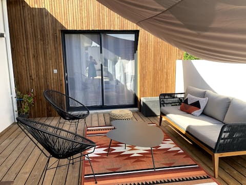 Independent studio in villa with pool