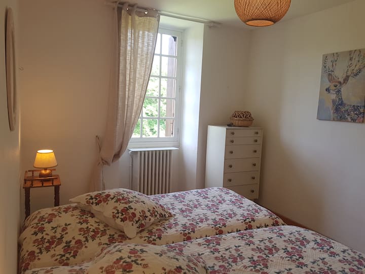 ชอมเบร์ ชาเตญเยร์ - เตียงเดี่ยว 2 เตียง 90 x 200 ซม.  