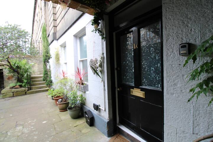 Luxury spacious apartment in Edinburgh city gallery image 5