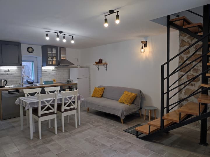 Dnevni boravak, blagavaona i kuhinja u prizemlju/მისაღები, სასადილო ოთახი და სამზარეულო პირველ სართულზე