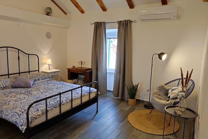 Spavaća soba, 18 m2, s kutkom za chill i čitanje, krevet 160x200 სმ/საძინებელი, 18 მ2, კუთხეში chill და კითხულობს, საწოლი 160x200 სმ