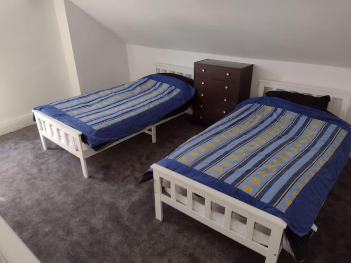 阁楼和抽屉柜中的2张单人床 