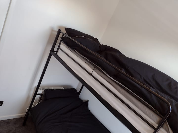 小卧室和散热器配有双层床