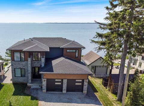 Executive Lakeview Villa: Hot Tub, Games Room
