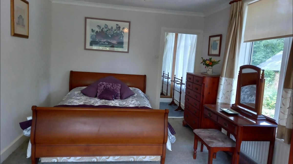 Kitanda cha starehe cha ukubwa wa kifalme, matandiko ya msimu yanapatikana 