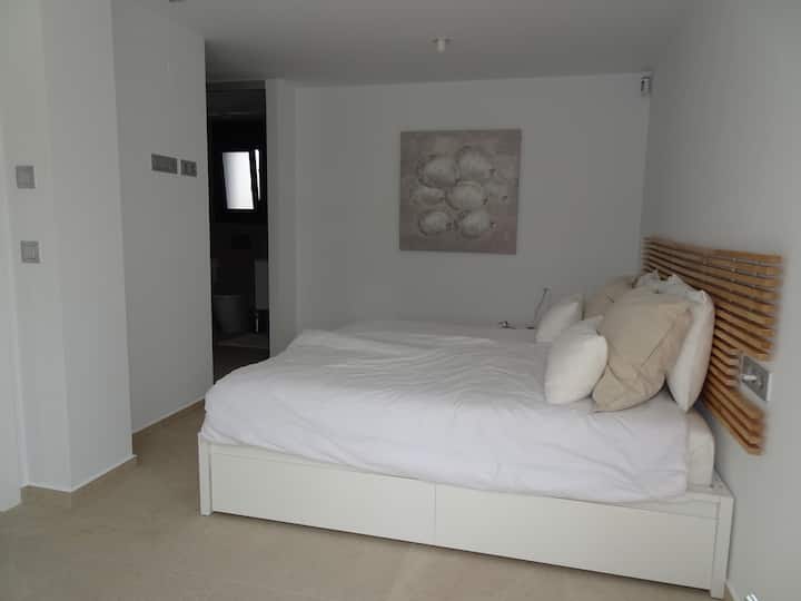 غرفة نوم كبيرة مع غرفة ملابس ودش إيطالي