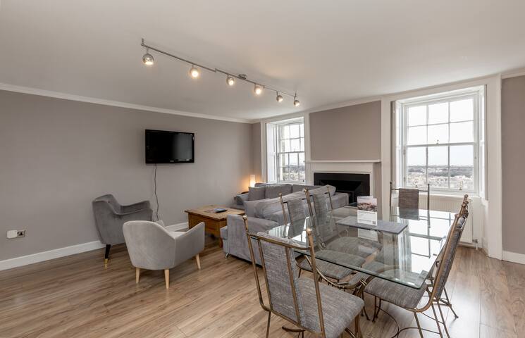 York Place City Centre 3 bedroom Apartment gallery image 2