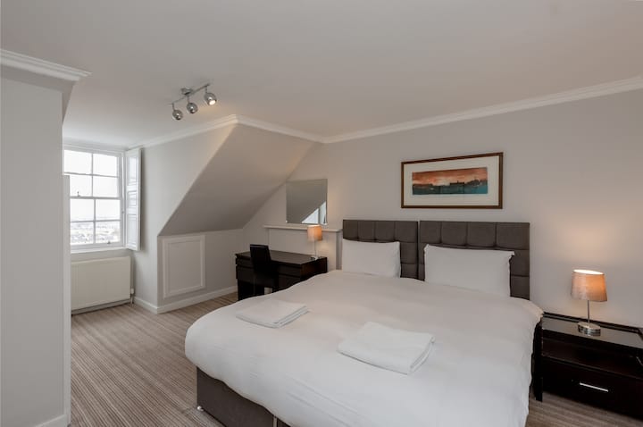 غرفة نوم بسرير كبير