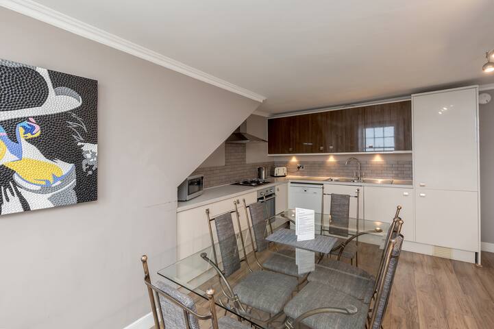 York Place City Centre 3 bedroom Apartment gallery image 3