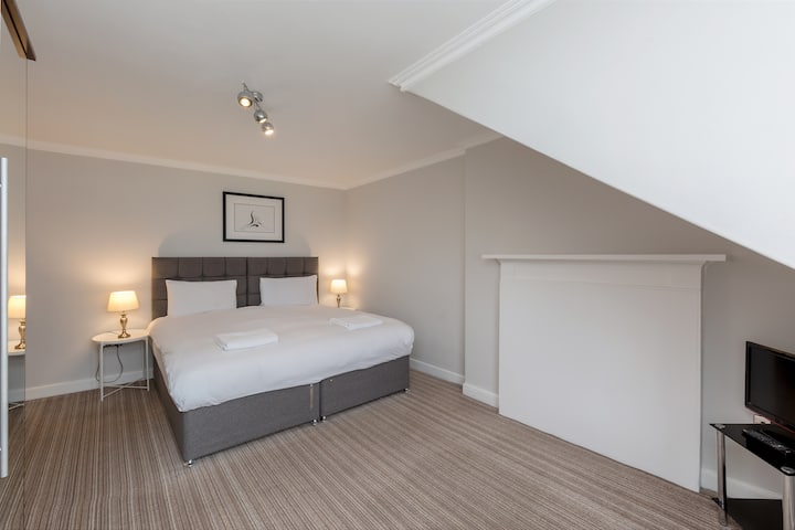 غرفة نوم بسرير كبير