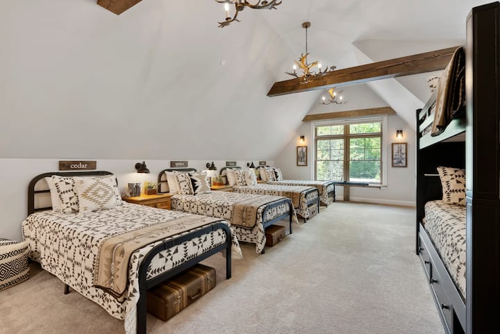 Spálňa v dome na strome so 4 oddelenými posteľami XL a manželskou posteľou Queen