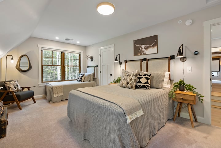 Borovicová spálňa s manželskou posteľou a oddelenými posteľami napojená na kúpeľňu Jack & Jill