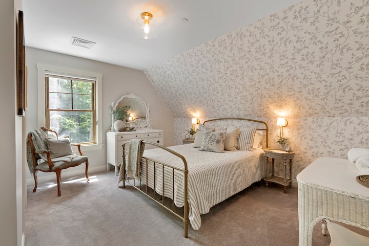 Spálňa s manželskou posteľou a vlastnou kúpeľňou 