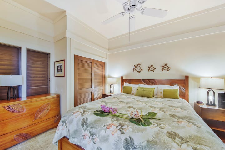 Chumba cha kulala kina kitanda cha ukubwa wa mfalme na feni ya dari kwa ajili ya starehe yako.