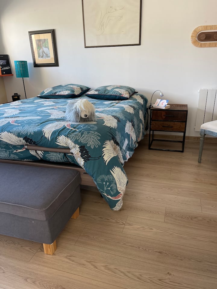 habitación en la planta baja con baño en suite