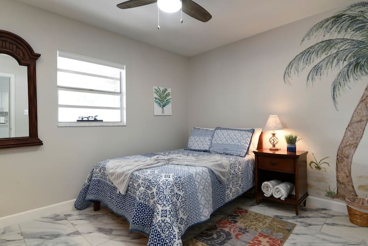 غرفة نوم بسريرين بالحجم الكامل. 