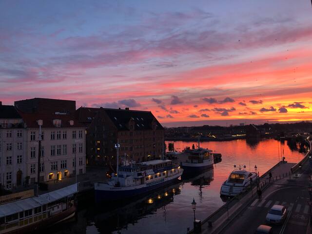 Udsigt direkte til den smukke Nyhavn gallery image 2
