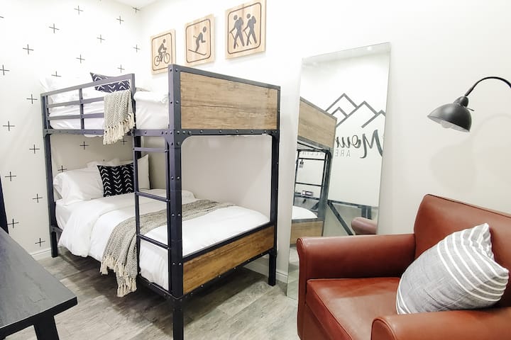 Двуетажна стая с двойни легла.