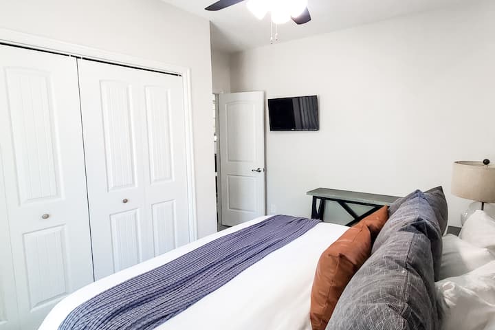 Основна спалня с телевизор Roku, което улеснява почивката и гледането на любимото ви шоу в леглото 